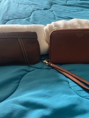 Fossil Chestnut Brown Zip Wristlet and a genuine leather wristlet. 2 for 1 deal👜